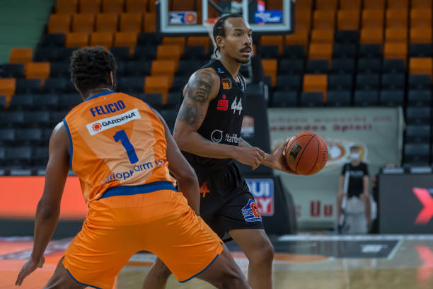 场上角逐 场上角逐